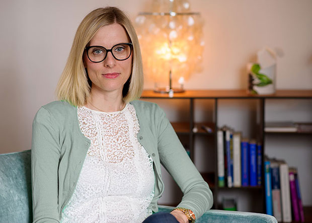 Dr. Birgit Bill in ihrer Praxis in Neu-Ulm